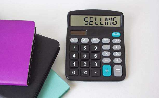 销售文本计算器和白色背景，旁边的彩色记事本图片下载