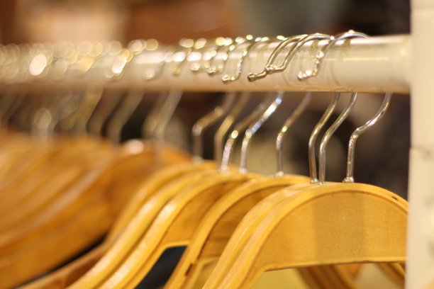 夜市木制衣架上的衣服。敏感的焦点，木衣架模糊背景。图片下载