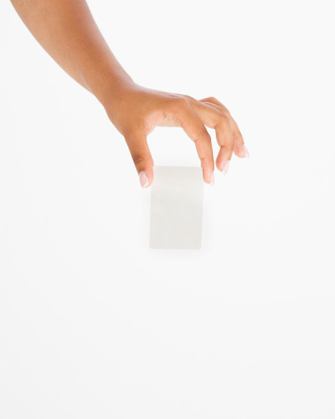 手持空白名片。女性手臂抱纸孤立在白色背景。副本的空间。模拟。图片下载