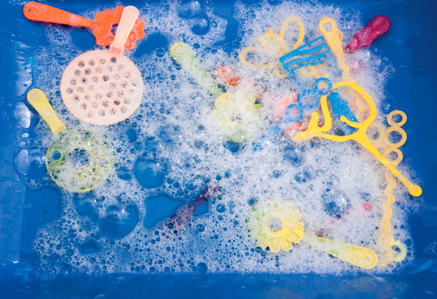 蓝色的带肥皂泡的塑料桶里的儿童玩具图片下载