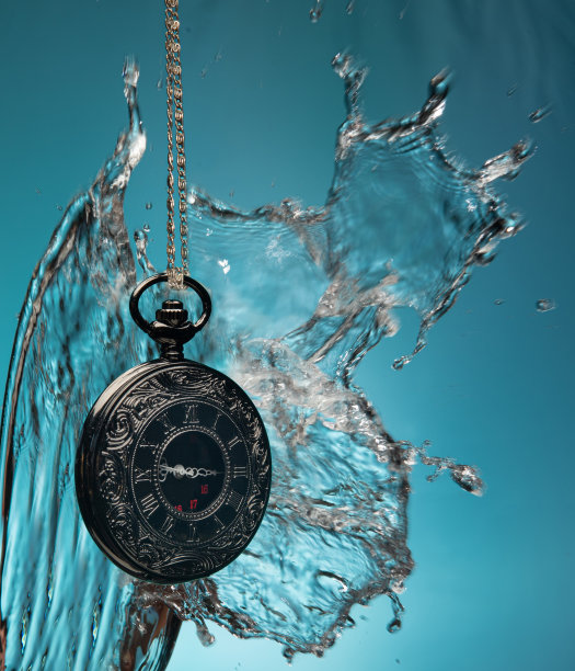 手表复古口袋和水在近距离与蓝色背景图片下载
