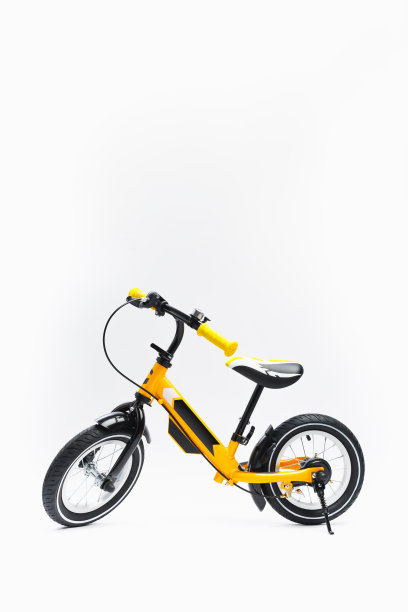 白色背景上的平衡自行车图片下载