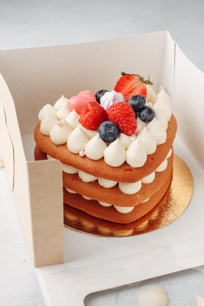 自制心形红丝绒蛋糕，为情人节准备。浪漫的礼物。甜蜜的情人节。面包店,糖果的概念图片下载