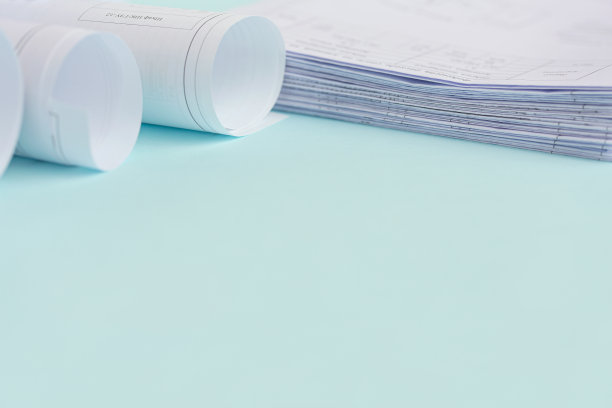 在蓝色背景上折叠图纸。前视图。平的。副本的空间。技术项目的图纸。图片下载