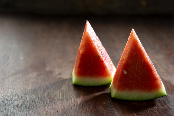 在木头的背景上切两个西瓜图片下载