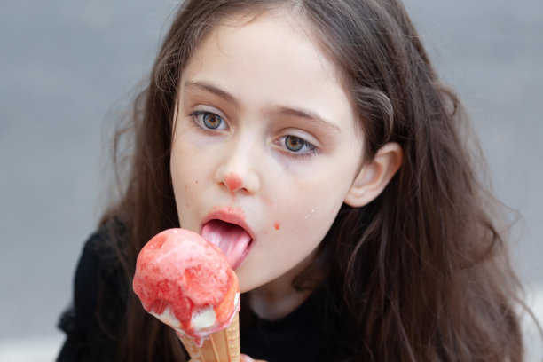 一个吃冰淇淋的小女孩的肖像图片下载