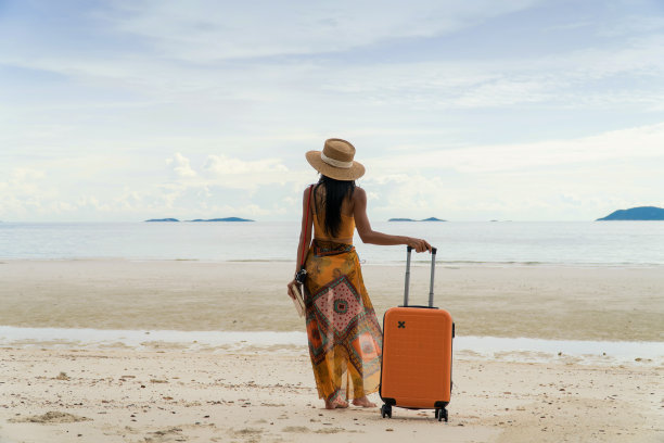 女游客在海上旅游。图片下载