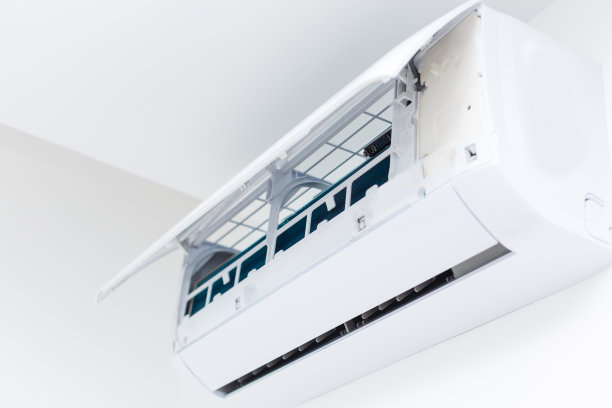 调节空调系统在公寓内设置了一个新的空调。图片下载