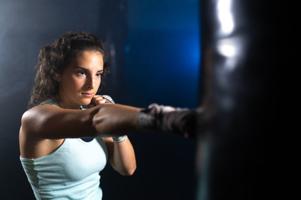肖像的美丽踢拳击手锻炼在健身房股票照片图片下载