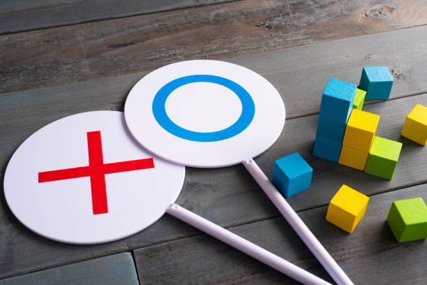 好分数和坏分数，图形由木制玩具积木制成图片下载