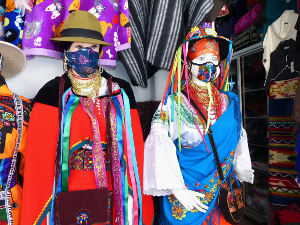 穿着民族服装和防护面具的人体模型图片下载