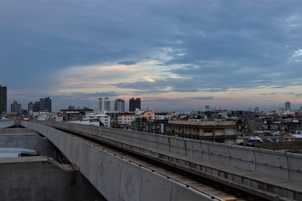 现代火车之路。图片下载