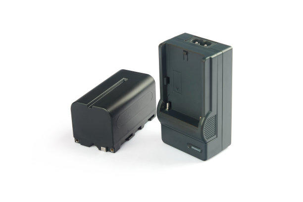 锂离子电池和充电器隔离白色图片下载