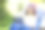 年轻女子在家工作时在花园里使用笔记本电脑图片下载