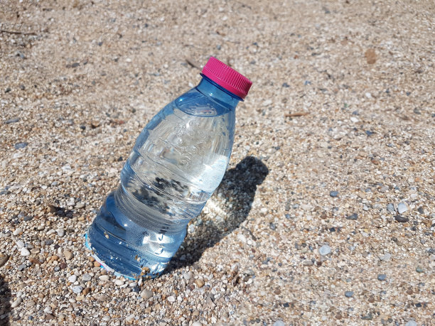 假日的海边沙滩，夏日阳光下的水瓶图片下载