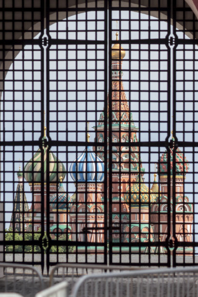 透过格子向圣巴西尔大教堂望去图片下载