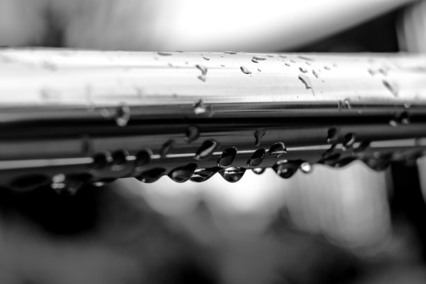 黑白雨滴概念图片下载