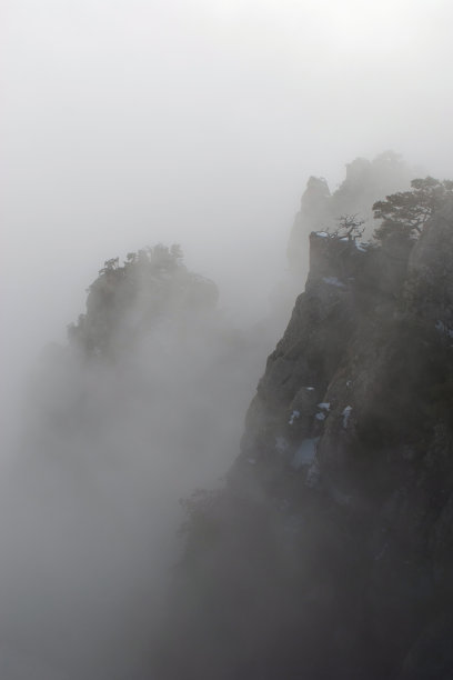 冬天的山峰上有浓雾图片下载