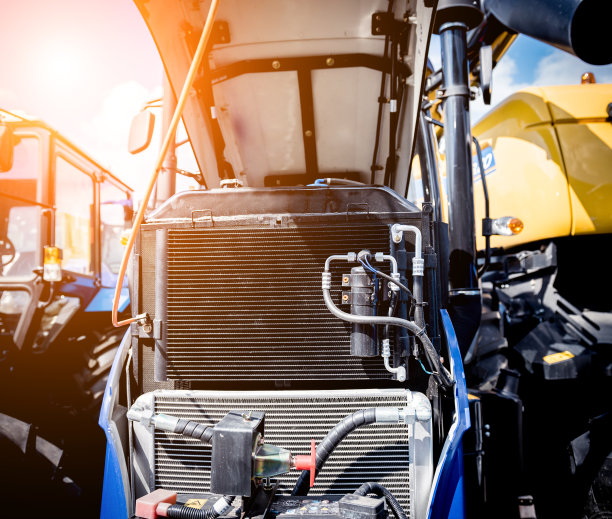 现代新型农业拖拉机发动机。机械和设备图片下载