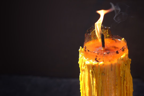 特写燃烧的蜡烛图片下载