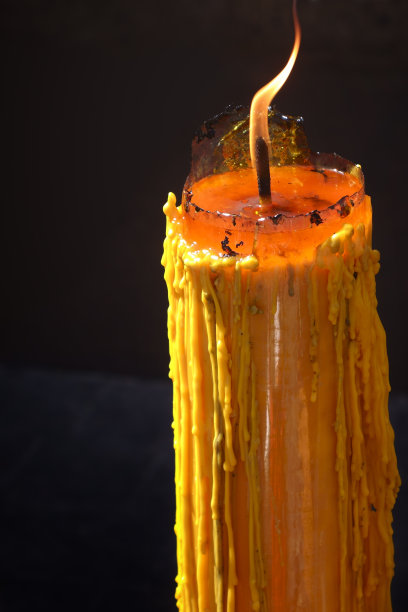 特写燃烧的蜡烛图片下载