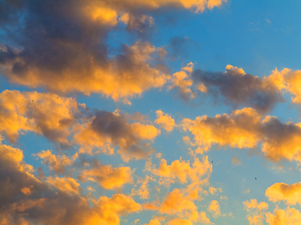 美丽的背景云和天空日落在一天结束图片下载