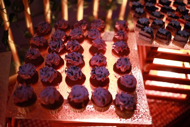 有玫瑰和甜甜圈的印度婚宴蛋糕。美丽的婚礼蛋糕在浪漫的风格。图片下载