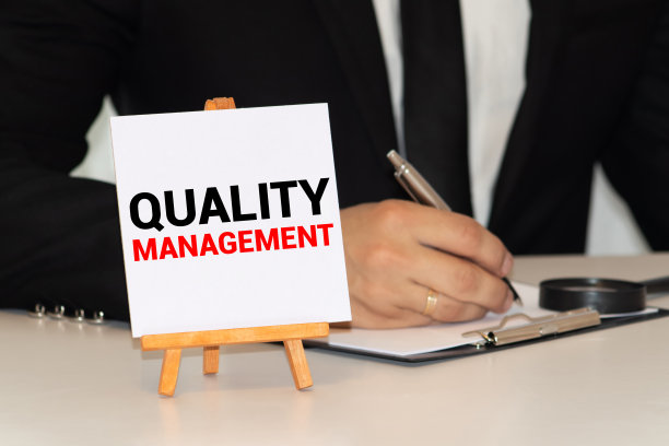 商人在平板电脑上展示一些东西——质量管理图片下载