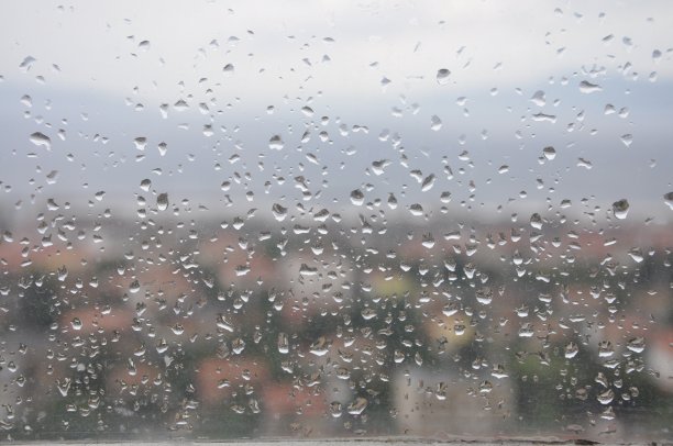 透过雨窗观看城市图片下载