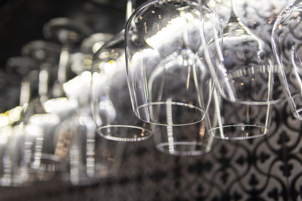 餐厅里倒挂在吧台上的酒杯图片下载