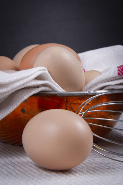 碗中土鸡蛋与手持搅拌器图片下载