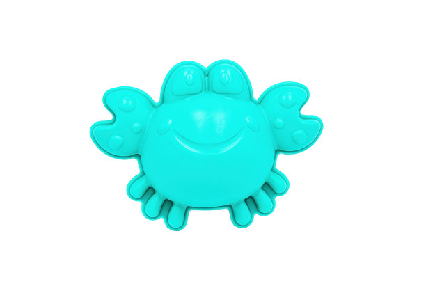 沙滩玩具:一个浅蓝色的蟹形沙模具在白色的背景上图片下载