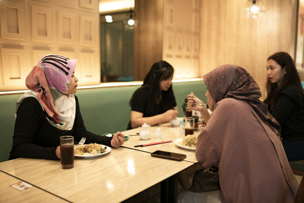 快乐的亚洲朋友共进晚餐图片下载