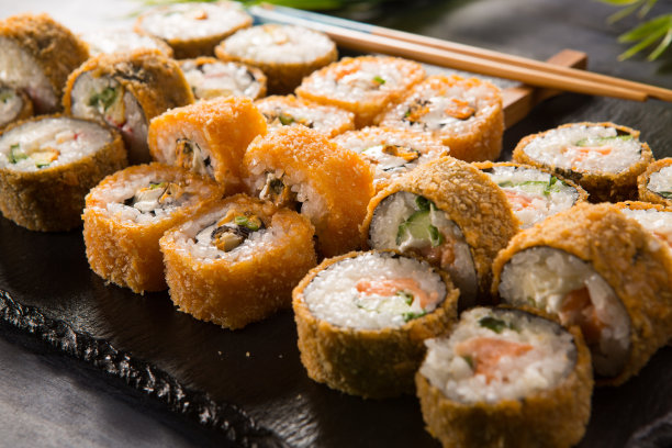 一套炸寿司卷与芥末和生姜在黑色的背景。日本东方美食图片下载