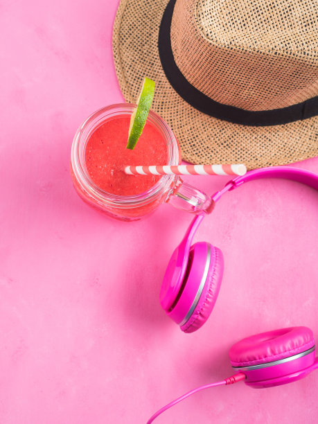 草帽，冰沙和粉色耳机图片下载
