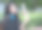 在毕业典礼上，年轻的亚洲女大学毕业生穿着毕业礼服和帽子在大学校园里庆祝学位。教育库存图片。图片下载