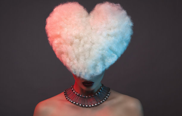 心形发型非常漂亮的美丽女人肖像图片下载