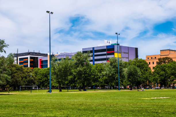 建筑的背景，从公园看图片下载
