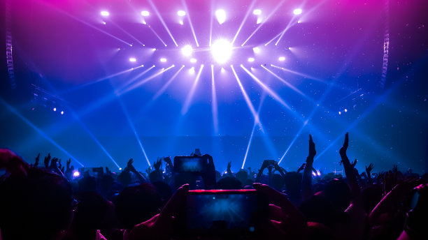 快乐的人们在夜总会晚会上跳舞图片下载