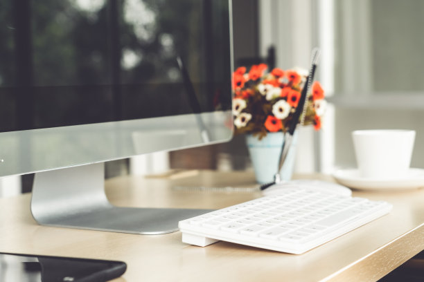 近键盘、台式电脑、台式电脑在小型现代办公室的桌子上图片下载