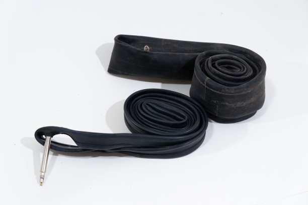 旧的充气橡胶轮胎管自行车与阀门隔离在白色的背景。图片下载