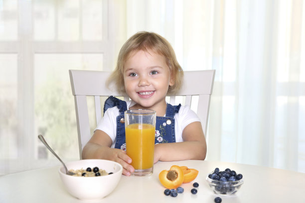 快乐的白种人孩子吃健康的食物，早上吃早餐，可爱的孩子吃一顿饭。图片下载
