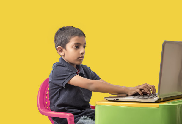 八岁男孩带着笔记本电脑上网络课图片下载