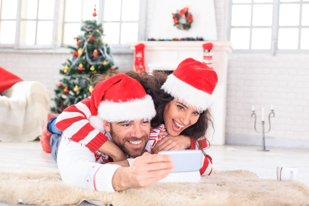 年轻夫妇躺在前面，在家里自拍图片下载