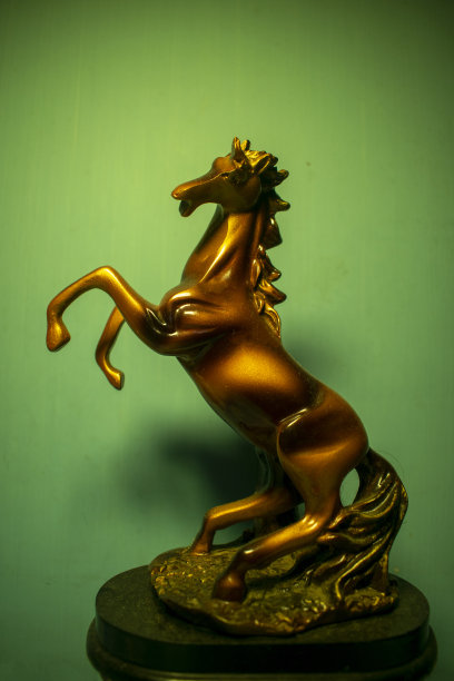 由石头制成的马的展示品图片下载