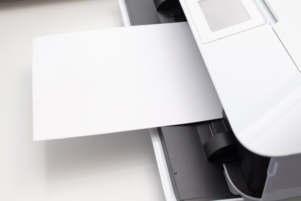 办公室打印机在纸上打印文件图片下载