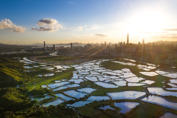 日落时分，深圳和香港交界处的无人机图像图片下载