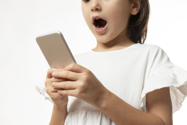 孩子在使用电话图片下载