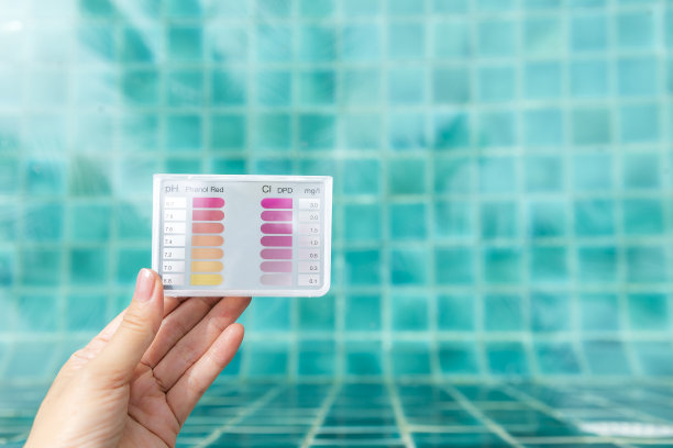 移交模糊清晰的游泳池水背景图片下载