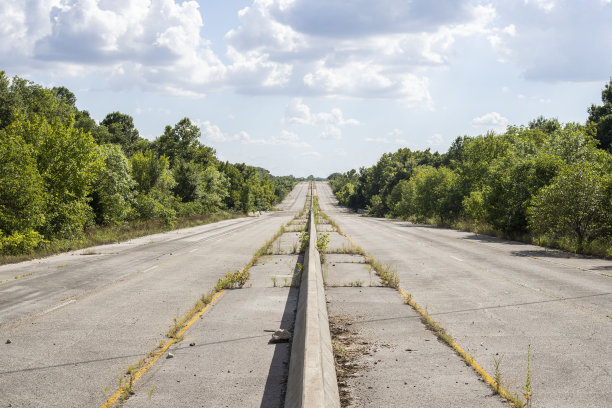 威尔·罗杰斯收费公路的废弃路段图片下载
